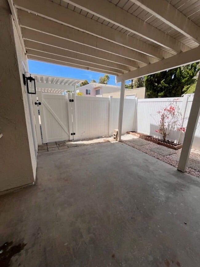 Building Photo - 3 bed 1.5 bath 2 story condo in Park Place...