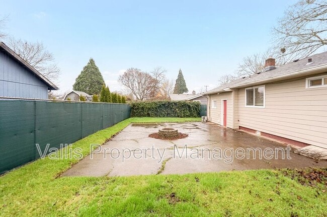 Building Photo - 389 Appleblossom Ave N