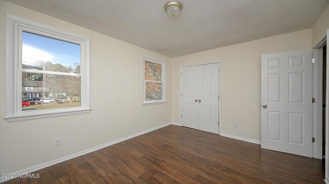 Building Photo - Townhouse close to Western Blvd and BASE!