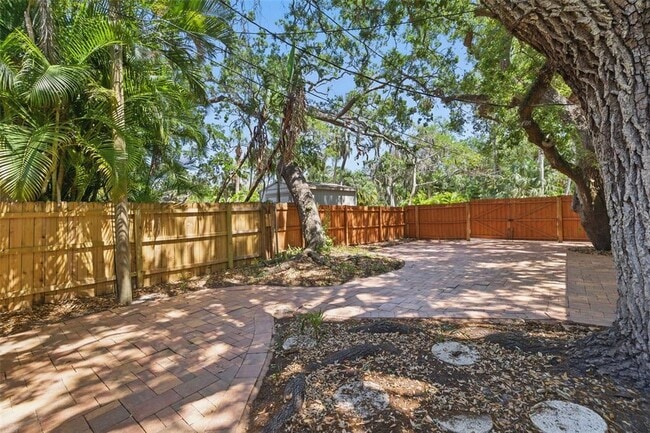 Building Photo - 4926 Camellia Way S