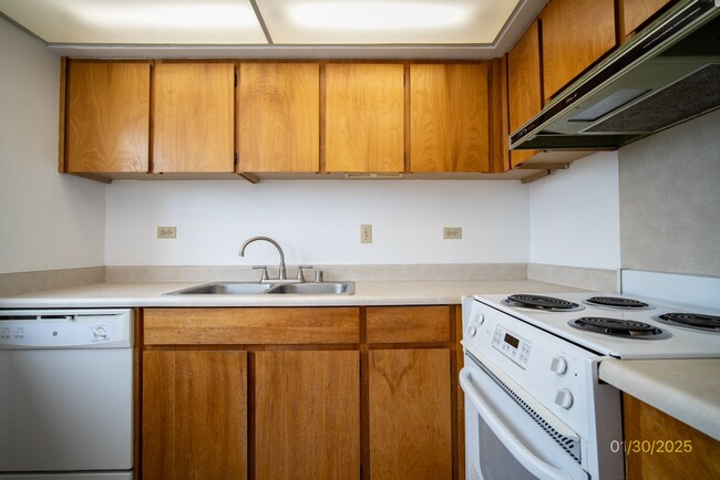 Building Photo - 2bd/2ba/1parking condo at Iolani Court Plaza