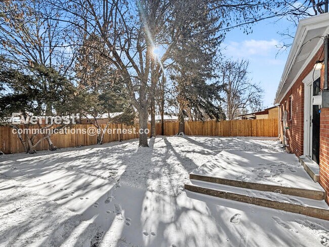 Building Photo - 4 Bed/3 Bath Home with Fenced Yard & Garage / Available Now!