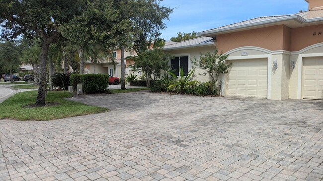 Building Photo - 826 Middleton Dr SW