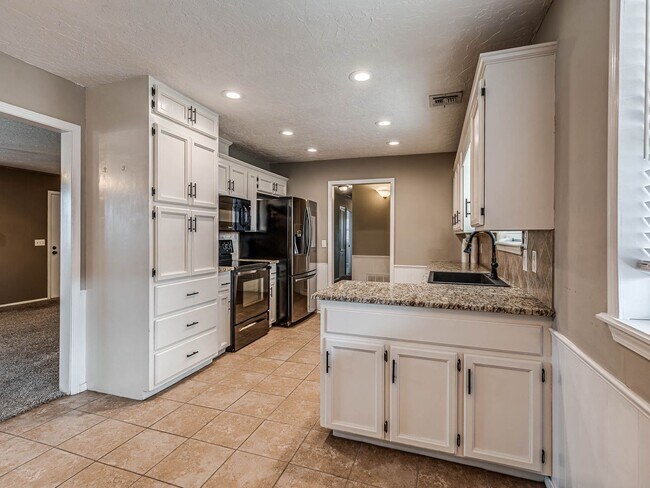 Building Photo - Beautiful 3 bedroom home in the heart of Coweta!