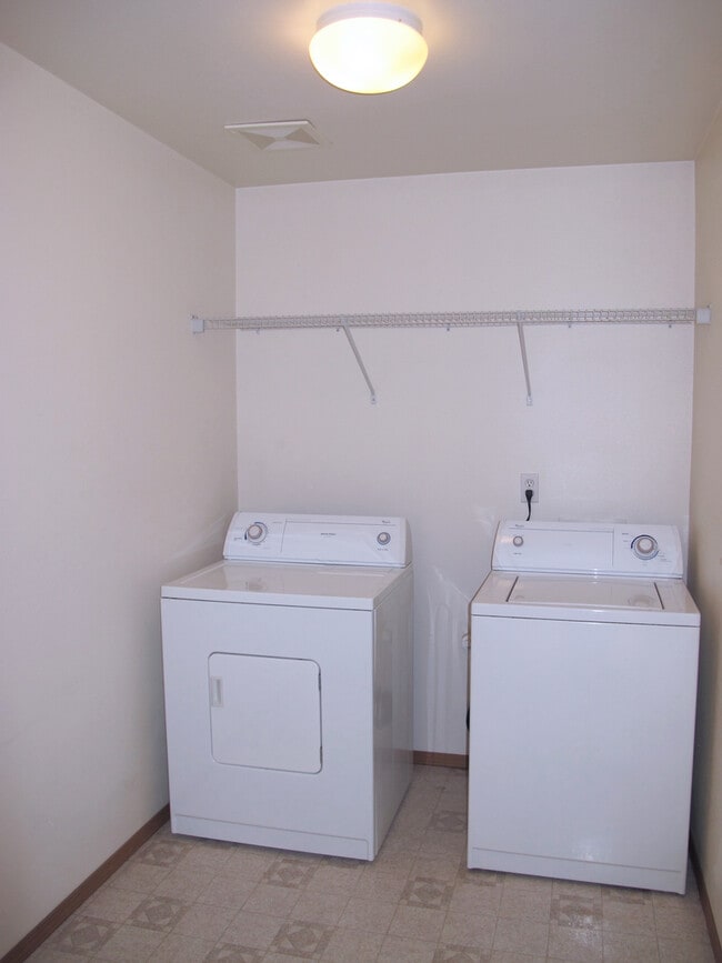 Building Photo - Charming 3 bedroom home w/master suite! Pe...