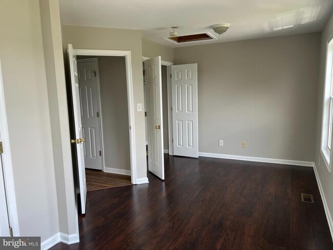 Building Photo - 868 Aztec Dr