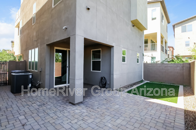 Building Photo - 7024 W Corona Dr