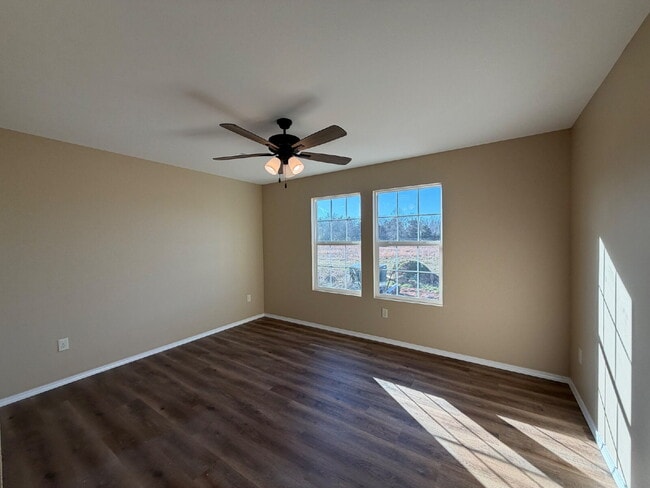 Building Photo - 4BR Duplex - Modern Energy Efficiency!!!