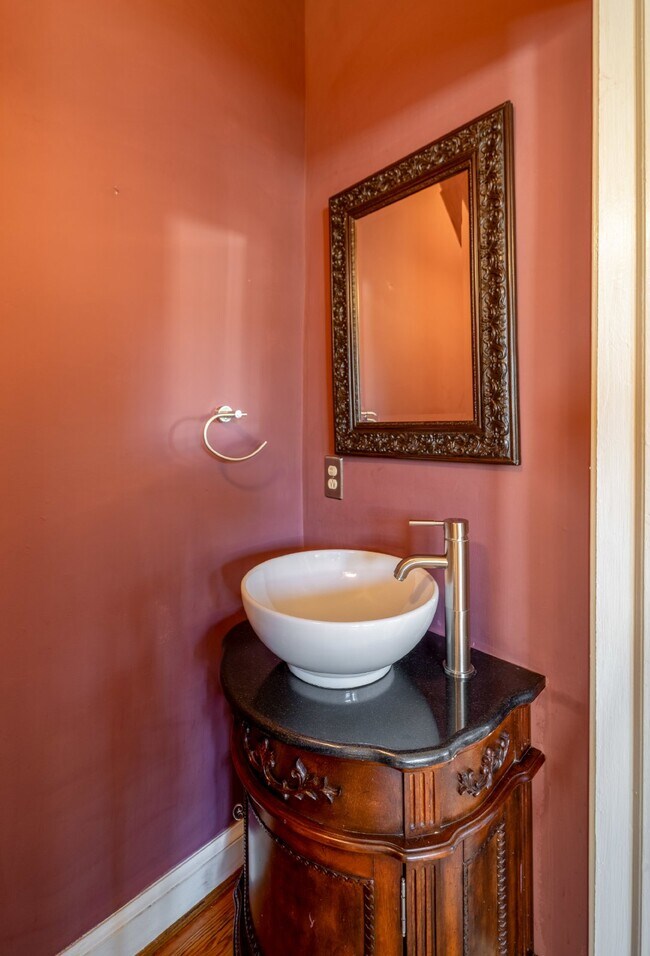 Building Photo - Historic Elegance in Old Town Alexandria
