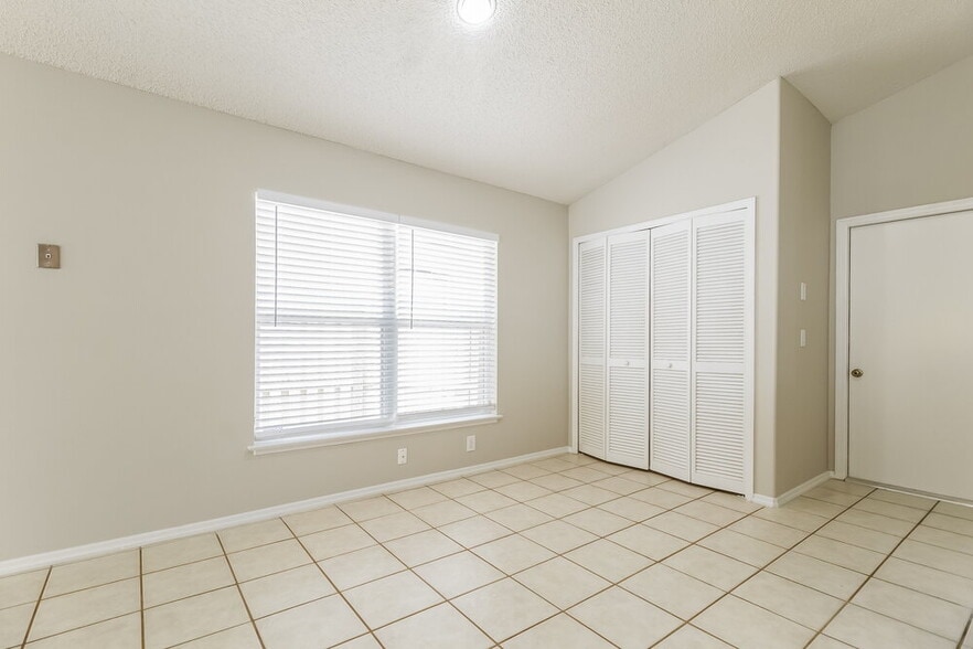 Building Photo - 1802 Meadow Pond Way
