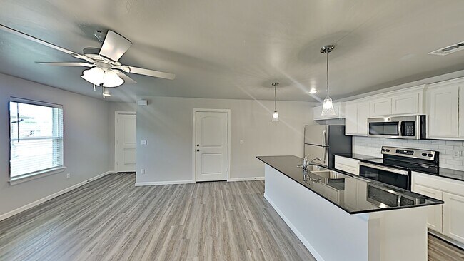 Building Photo - 2 Bedrooms, 2 Bathroom 2 Car Garage Close ...