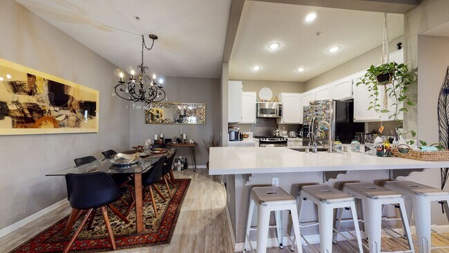 Building Photo - Fantastic 2 bed / 2 bath Condo in Huntingt...