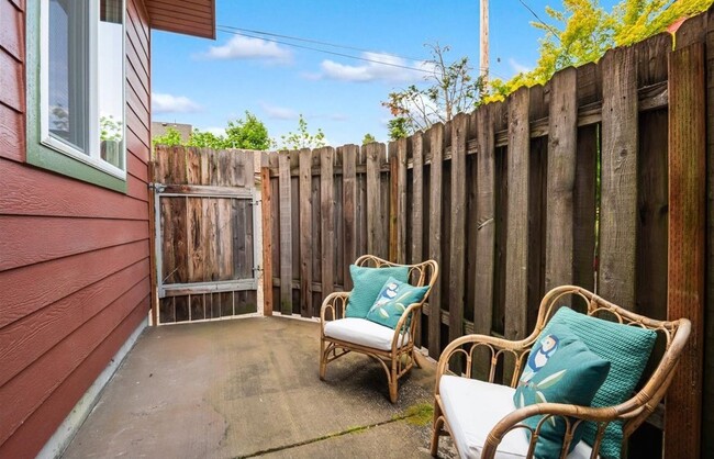 Building Photo - Charming 3-Bed, 2.5-Bath Townhome with Private Patio, Open Floor Plan, and Prime King Neighborhoo...