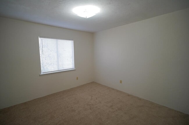 Building Photo - 2220 Claremont Ln