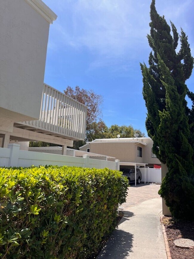 Building Photo - 3 bed 1.5 bath 2 story condo in Park Place...