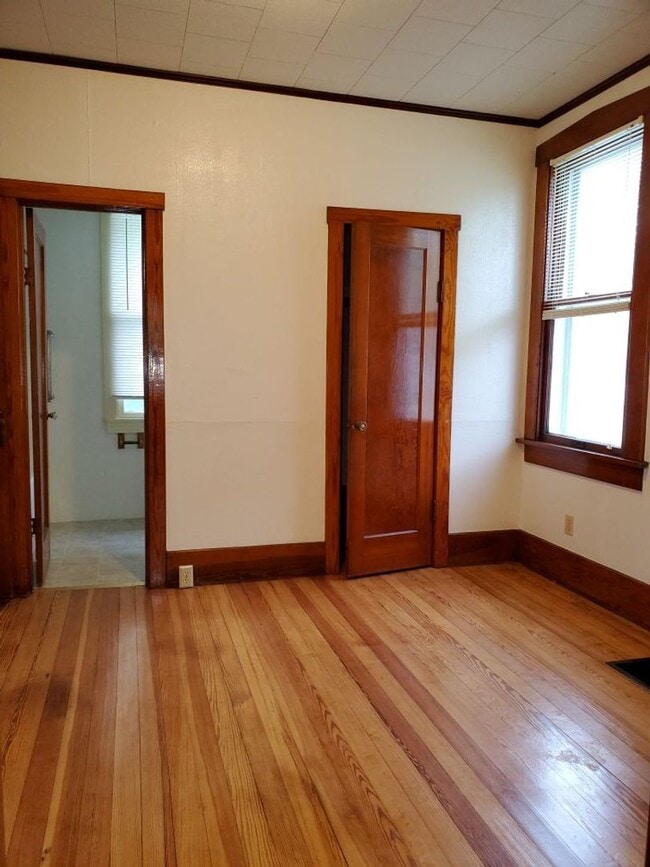 Building Photo - Beautiful 2 Bed 1 Bath Home