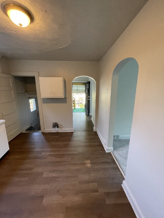 Building Photo - 3 bedroom in quiet part of Clairton Move in Special 50% off 1st months rent!!