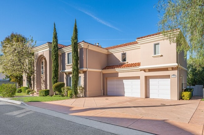 Building Photo - Elegant Dream Escape - Hills of Studio City