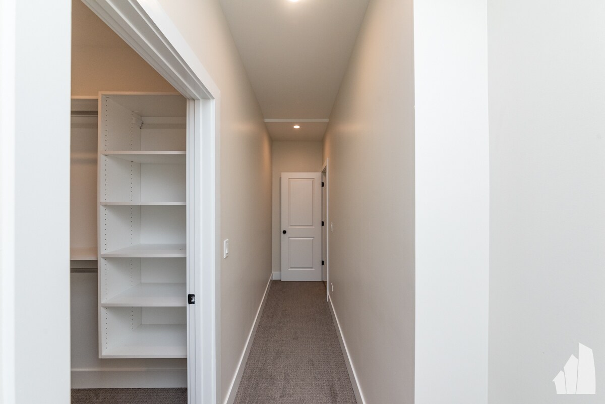 Building Photo - 2019 W Ainslie St