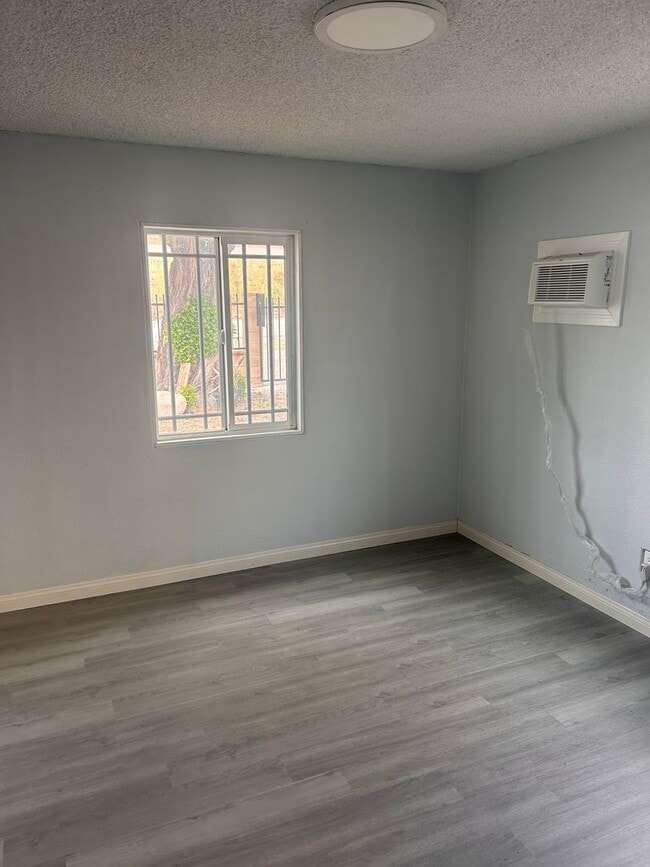 Building Photo - 3 BEDROOM HOUSE IN NORTH FONTANA