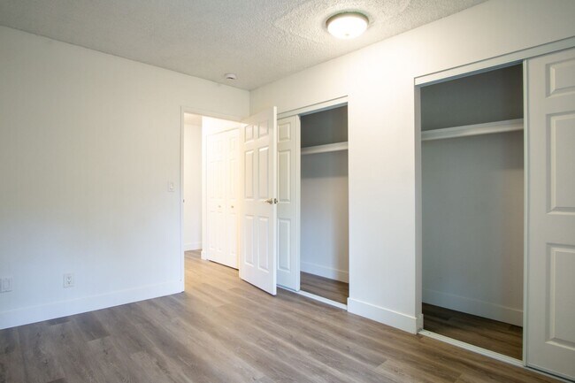Building Photo - FREE RENT + Bonus $$$: Nicely Updated Top Floor Corner 2-Bdr Near OHSU w/Private Balcony!