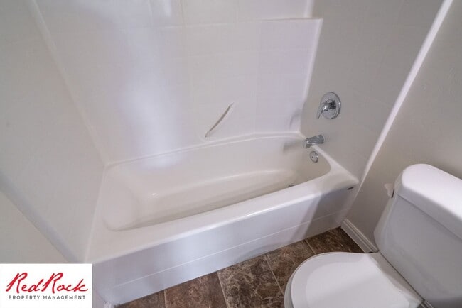 Building Photo - End Unit, DOG-FRIENDLY 3 Bedroom Townhome ...