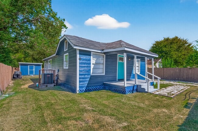 Building Photo - 223 E Melville Dr