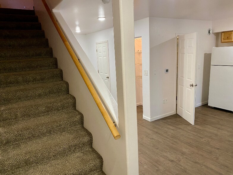 Building Photo - 305 Sarah St