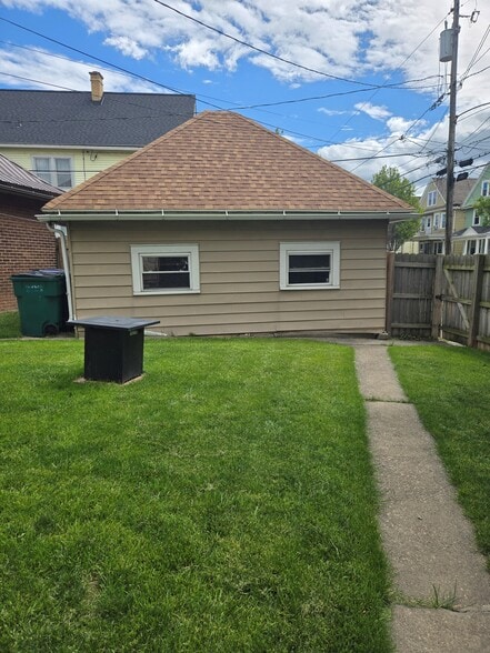 Building Photo - 2425 Niagara St