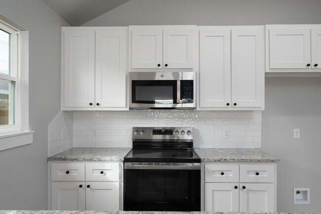 Building Photo - Move-In Ready Gem with No Application Fee!