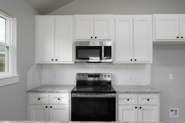Building Photo - Spacious 3 Bedroom Home Located Less Than 15 Minutes from Stargate with Beautiful Modern Finishes...