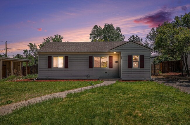 Building Photo - Don't miss this University Hills Home!