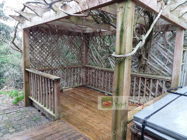 Building Photo - RARE FIND! Adorable 3-Bedroom Mid-Century Home in Great Des Moines Location!!