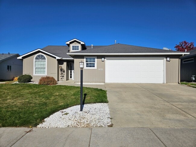 Building Photo - $1,995 - 2 Bed / 2 Bath Beautiful House in...