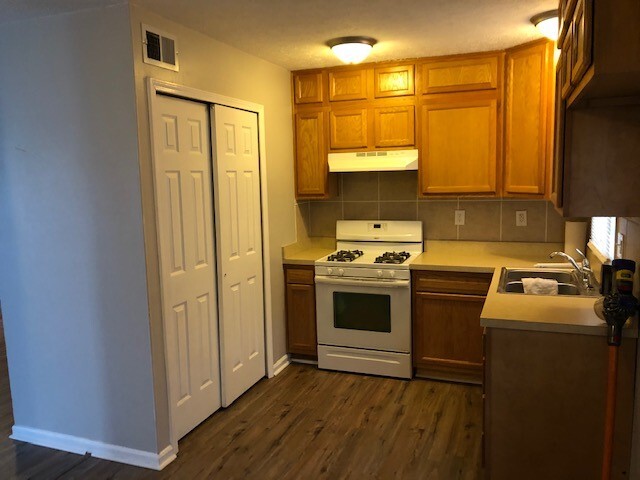 Kitchen/Laundry Closet - 6911 Longlake Dr