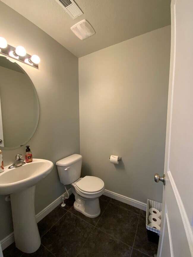 Building Photo - BEAUTIFUL!!! Herriman Townhome is a must see!!!