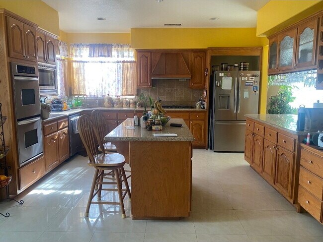 Building Photo - "Modern 5-Bedroom Sanctuary with 3 Baths and 4,353 Sq Ft of Comfort in San Bernardino!"