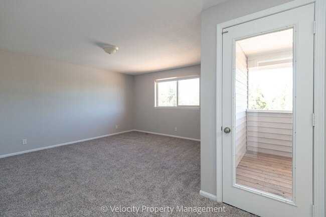 Building Photo - Beautiful Townhome with new paint, carpet ...