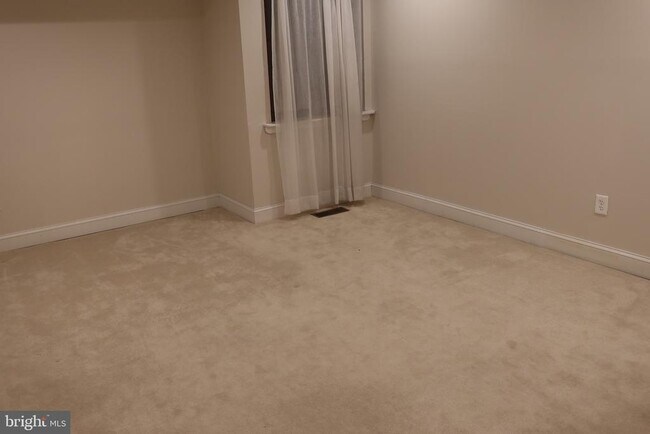 Building Photo - 13 Tulip Ct