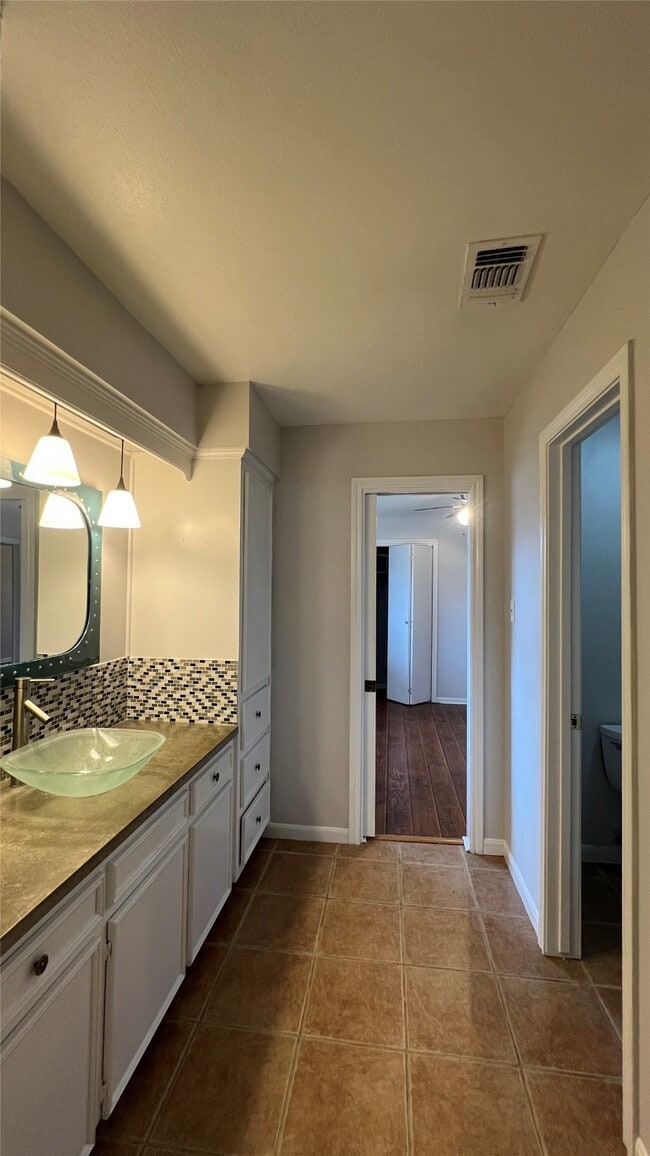 Building Photo - 1806 Cedar Dr