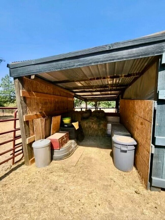 Building Photo - Horse property on 2.8 acres in Ruch with 2...