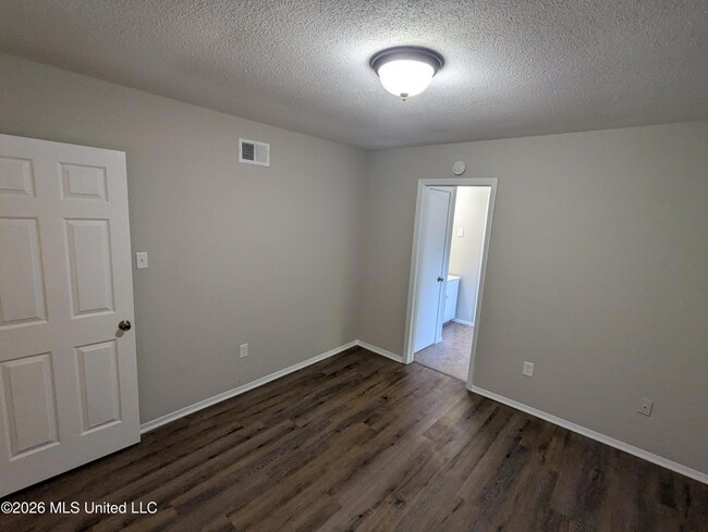 Building Photo - 2705 Magnolia Dr