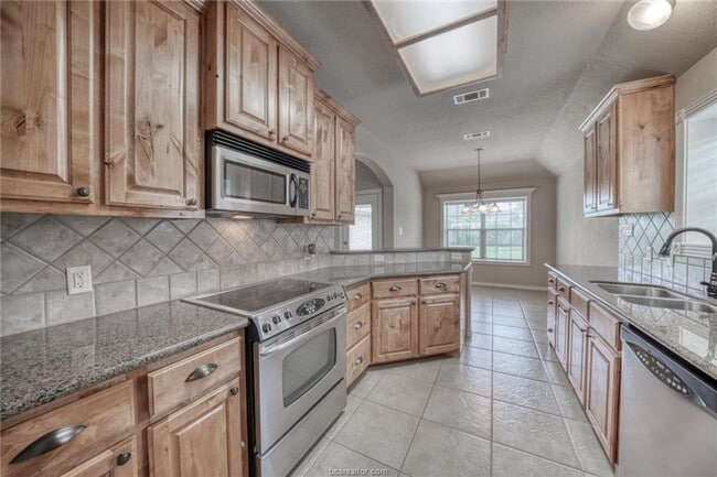 Building Photo - Available August 2026! Adorable 3/2 House in South College Station!