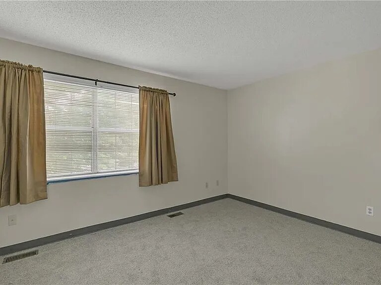 Building Photo - 2102 Victoria Ct