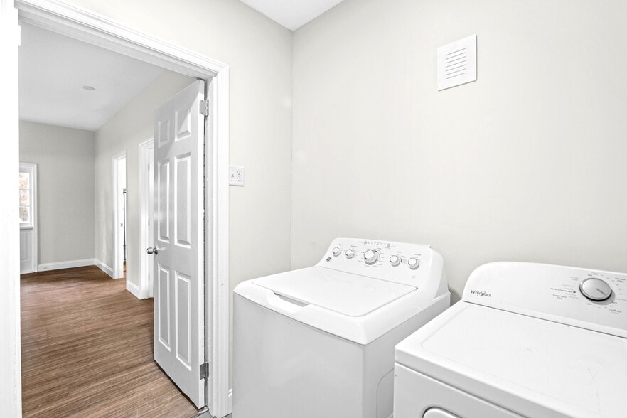 FREE LAUNDRY IN HOUSE - 431 Arlington Rd N