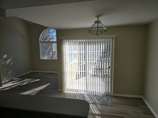 Building Photo - 10507 W Maplewood Dr