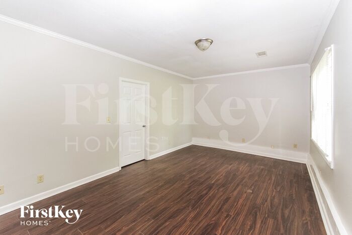Building Photo - 7338 Kingsley Dr