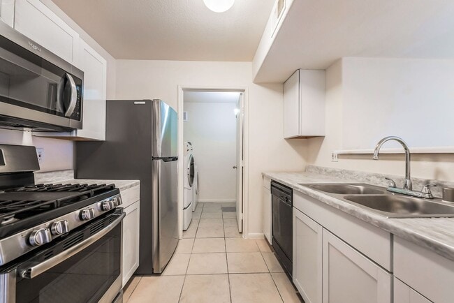 Building Photo - Spacious Condo with Resort-Style Amenities!