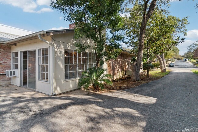 Building Photo - WHISPERING OAKS GARDEN HOME