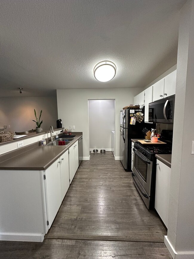 Building Photo - Charming 1 Bedroom/ 1Bathroom Lower Level ...
